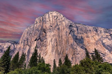 El Capitan 'ın dünyaca ünlü kaya tırmanışı duvarı, Yosemite Ulusal Parkı, Kaliforniya, ABD