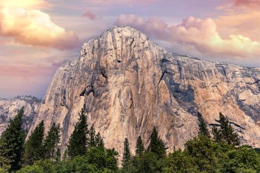 El Capitan 'ın dünyaca ünlü kaya tırmanışı duvarı, Yosemite Ulusal Parkı, Kaliforniya, ABD
