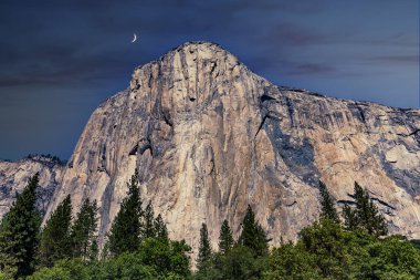 El Capitan 'ın dünyaca ünlü kaya tırmanışı duvarı, Yosemite Ulusal Parkı, Kaliforniya, ABD
