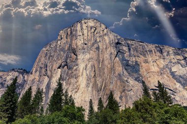 El Capitan 'ın dünyaca ünlü kaya tırmanışı duvarı, Yosemite Ulusal Parkı, Kaliforniya, ABD