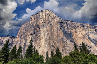 El Capitan 'ın dünyaca ünlü kaya tırmanışı duvarı, Yosemite Ulusal Parkı, Kaliforniya, ABD