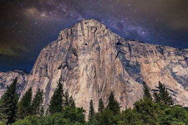 El Capitan 'ın dünyaca ünlü kaya tırmanışı duvarı, Yosemite Ulusal Parkı, Kaliforniya, ABD