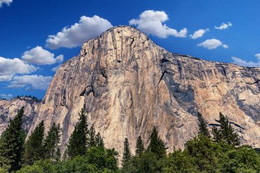 El Capitan 'ın dünyaca ünlü kaya tırmanışı duvarı, Yosemite Ulusal Parkı, Kaliforniya, ABD