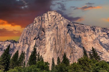 El Capitan 'ın dünyaca ünlü kaya tırmanışı duvarı, Yosemite Ulusal Parkı, Kaliforniya, ABD