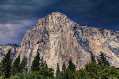 El Capitan 'ın dünyaca ünlü kaya tırmanışı duvarı, Yosemite Ulusal Parkı, Kaliforniya, ABD