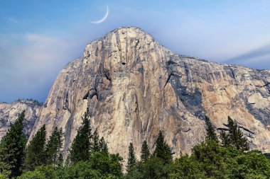 El Capitan 'ın dünyaca ünlü kaya tırmanışı duvarı, Yosemite Ulusal Parkı, Kaliforniya, ABD