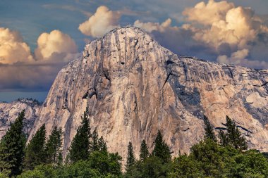 El Capitan 'ın dünyaca ünlü kaya tırmanışı duvarı, Yosemite Ulusal Parkı, Kaliforniya, ABD