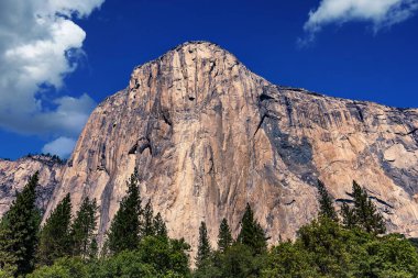 El Capitan 'ın dünyaca ünlü kaya tırmanışı duvarı, Yosemite Ulusal Parkı, Kaliforniya, ABD