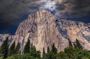 El Capitan 'ın dünyaca ünlü kaya tırmanışı duvarı, Yosemite Ulusal Parkı, Kaliforniya, ABD