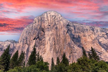 El Capitan 'ın dünyaca ünlü kaya tırmanışı duvarı, Yosemite Ulusal Parkı, Kaliforniya, ABD