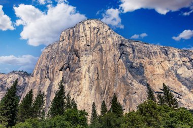 El Capitan 'ın dünyaca ünlü kaya tırmanışı duvarı, Yosemite Ulusal Parkı, Kaliforniya, ABD