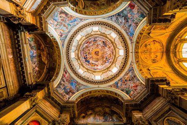 NAPLES, ITALY, 16 Mayıs 2014: Napoli katedrali Duomo 'nun iç ve ayrıntıları, Saint Januarius, camapnia, İtalya, 16 Mayıs 2014, Napoli, İtalya.