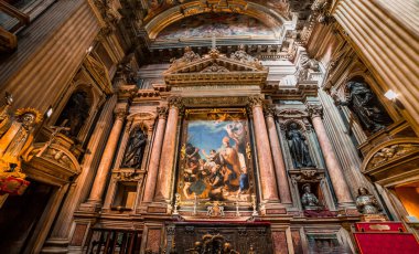 NAPLES, ITALY, 16 Mayıs 2014: Napoli katedrali Duomo 'nun iç ve ayrıntıları, Saint Januarius, camapnia, İtalya, 16 Mayıs 2014, Napoli, İtalya.