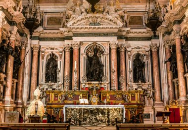 NAPLES, ITALY, 16 Mayıs 2014: Napoli katedrali Duomo 'nun iç ve ayrıntıları, Saint Januarius, camapnia, İtalya, 16 Mayıs 2014, Napoli, İtalya.