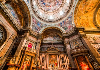 NAPLES, ITALY, 16 Mayıs 2014: Napoli katedrali Duomo 'nun iç ve ayrıntıları, Saint Januarius, camapnia, İtalya, 16 Mayıs 2014, Napoli, İtalya.