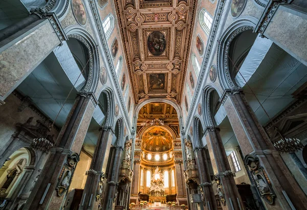 NAPLES, ITALY, 16 Mayıs 2014: Napoli katedrali Duomo 'nun iç ve ayrıntıları, Saint Januarius, camapnia, İtalya, 16 Mayıs 2014, Napoli, İtalya.