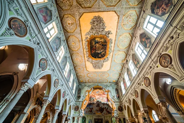 NAPLES, ITALY, 16 Mayıs 2014: Napoli katedrali Duomo 'nun iç ve ayrıntıları, Saint Januarius, camapnia, İtalya, 16 Mayıs 2014, Napoli, İtalya.