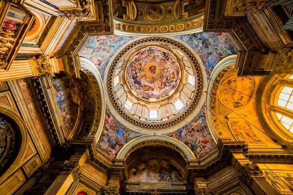 NAPLES, ITALY, 16 Mayıs 2014: Napoli katedrali Duomo 'nun iç ve ayrıntıları, Saint Januarius, camapnia, İtalya, 16 Mayıs 2014, Napoli, İtalya.