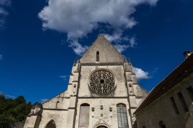 BONNEUIL EN VALOIS, FRANCE, 17 Temmuz 2016: Katedral Notre Dame de Lieu Restaure manastırının mimari detayları, 17 Temmuz 2016, Bonneuil en Valois, Oise, Fransa