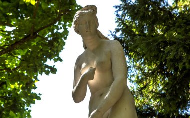 COMPIEGNE, FRANCE, 13 AĞUSTOS 2016: Compiegne, Fransa 'da 13 Ağustos 2016 tarihli Compiegne Şatosu bahçelerinde dış mekan ve heykeller