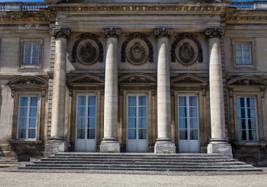 COMPIEGNE, FRANCE, 13 AĞUSTOS 2016: Compiegne, Fransa 'da 13 Ağustos 2016 tarihli Compiegne Şatosu bahçelerinde dış mekan ve heykeller