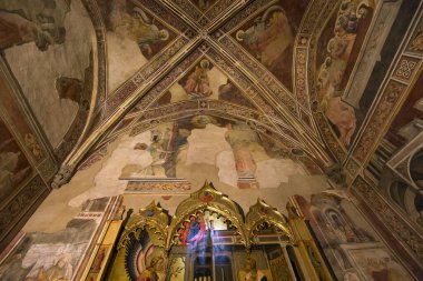 FLORENCE, ITALY, ECTOBER 25, 2015: Santa Trinita kilisesinin iç ve mimari detayları, 25 Ekim 2015, Floransa, İtalya