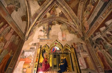 FLORENCE, ITALY, ECTOBER 25, 2015: Santa Trinita kilisesinin iç ve mimari detayları, 25 Ekim 2015, Floransa, İtalya