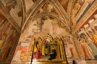FLORENCE, ITALY, ECTOBER 25, 2015: Santa Trinita kilisesinin iç ve mimari detayları, 25 Ekim 2015, Floransa, İtalya