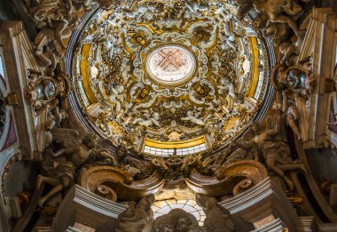 FLORENCE, ITALY, ECTOBER 27, 2015: Santissima Annuziata Kilisesi 'nin iç ve mimari detayları, 27 Ekim 2015, Floransa, İtalya