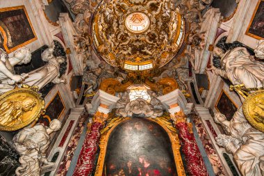 FLORENCE, ITALY, ECTOBER 27, 2015: Santissima Annuziata Kilisesi 'nin iç ve mimari detayları, 27 Ekim 2015, Floransa, İtalya