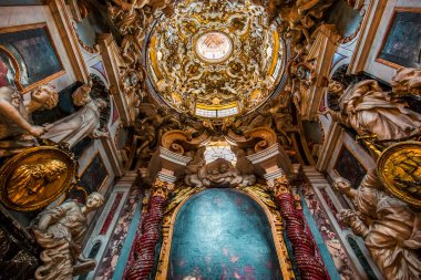 FLORENCE, ITALY, ECTOBER 27, 2015: Santissima Annuziata Kilisesi 'nin iç ve mimari detayları, 27 Ekim 2015, Floransa, İtalya