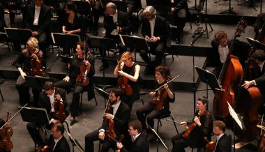 PARIS, FRANCE - 10 Mayıs 2015: Anna Netrebko konser sırasında Paris, Fransa, Fransa 'da 10 Mayıs 2015' te Paris des Champ 'te orkestra konseri