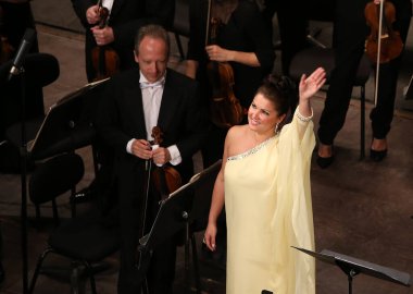 PARIS, FRANCE - 10 Mayıs 2015: Anna Netrebko Paris, Fransa, 10 Mayıs 2015 'te Paris des Champ Elysees tiyatrosunda konser verdi