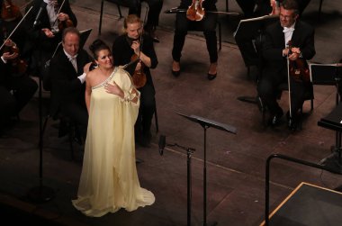 PARIS, FRANCE - 10 Mayıs 2015: Anna Netrebko Paris, Fransa, 10 Mayıs 2015 'te Paris des Champ Elysees tiyatrosunda konser verdi