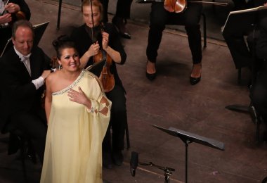 PARIS, FRANCE - 10 Mayıs 2015: Anna Netrebko Paris, Fransa, 10 Mayıs 2015 'te Paris des Champ Elysees tiyatrosunda konser verdi
