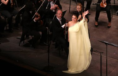 PARIS, FRANCE - 10 Mayıs 2015: Anna Netrebko Paris, Fransa, 10 Mayıs 2015 'te Paris des Champ Elysees tiyatrosunda konser verdi