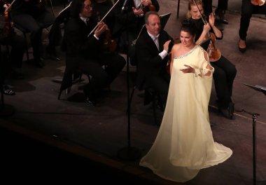 PARIS, FRANCE - 10 Mayıs 2015: Anna Netrebko Paris, Fransa, 10 Mayıs 2015 'te Paris des Champ Elysees tiyatrosunda konser verdi