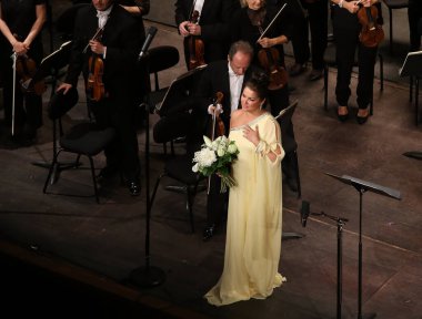 PARIS, FRANCE - 10 Mayıs 2015: Anna Netrebko Paris, Fransa, 10 Mayıs 2015 'te Paris des Champ Elysees tiyatrosunda konser verdi
