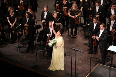 PARIS, FRANCE - 10 Mayıs 2015: Anna Netrebko Paris, Fransa, 10 Mayıs 2015 'te Paris des Champ Elysees tiyatrosunda konser verdi