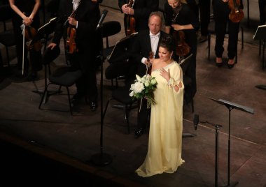 PARIS, FRANCE - 10 Mayıs 2015: Anna Netrebko Paris, Fransa, 10 Mayıs 2015 'te Paris des Champ Elysees tiyatrosunda konser verdi
