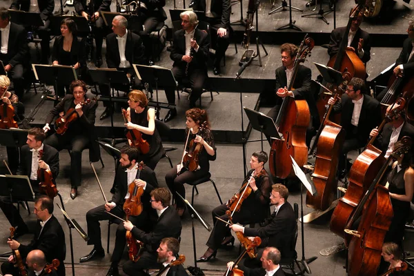 PARIS, FRANCE - 10 Mayıs 2015: Anna Netrebko konser sırasında Paris, Fransa, Fransa 'da 10 Mayıs 2015' te Paris des Champ 'te orkestra konseri