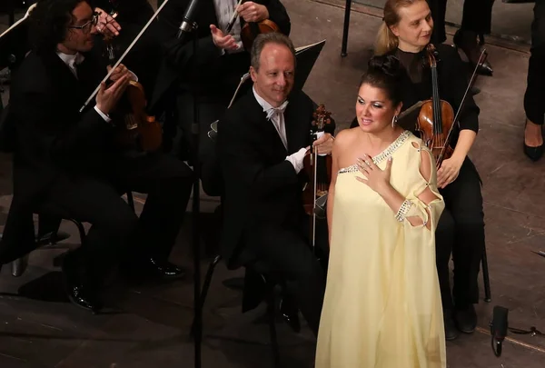PARIS, FRANCE - 10 Mayıs 2015: Anna Netrebko Paris, Fransa, 10 Mayıs 2015 'te Paris des Champ Elysees tiyatrosunda konser verdi