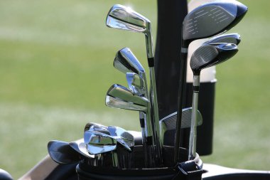 golf çantası ve golf sopaları.