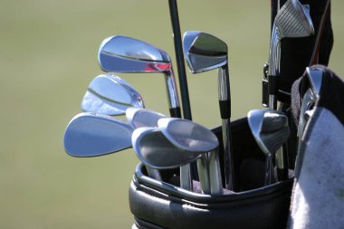 golf çantası ve golf sopaları.