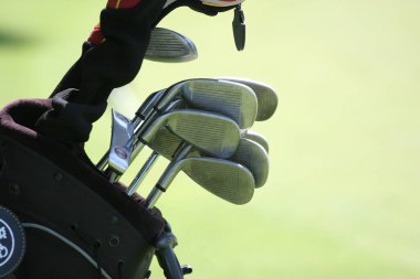 golf çantası ve golf sopaları.