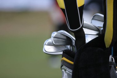 golf çantası ve golf sopaları.