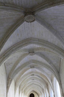 FONTEVRAUD, FRANCE APRIL 4, 2012: Fontevraud Abbey 'in mimari detayları, 1110 ve 1119 yılları arasında Loire Valley' de inşa edilmiştir.