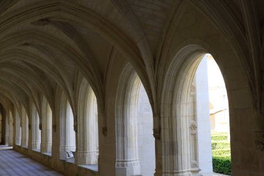 FONTEVRAUD, FRANCE APRIL 4, 2012: Fontevraud Abbey 'in mimari detayları, 1110 ve 1119 yılları arasında Loire Valley' de inşa edilmiştir.