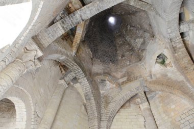 FONTEVRAUD, FRANCE APRIL 4, 2012: Fontevraud Abbey 'in mimari detayları, 1110 ve 1119 yılları arasında Loire Valley' de inşa edilmiştir.