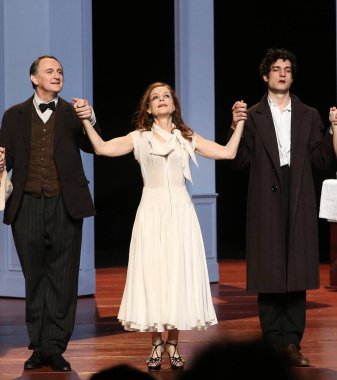 PARIS, FRANCE 23 Mart 2014, Isabelle Huppert, beyaz elbiseli, Marivaux 'nun Sahte Özgüven' in sunumunun sonunda halkı selamlıyor, Odeon tiyatrosunda, 23 Mart 2014, Paris, Fransa.